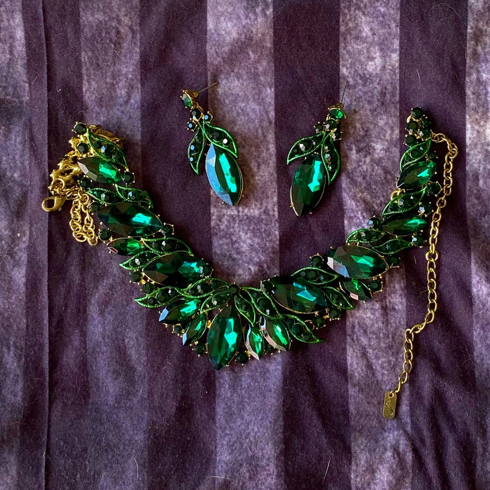Costume Green and Gold Necklace and earings